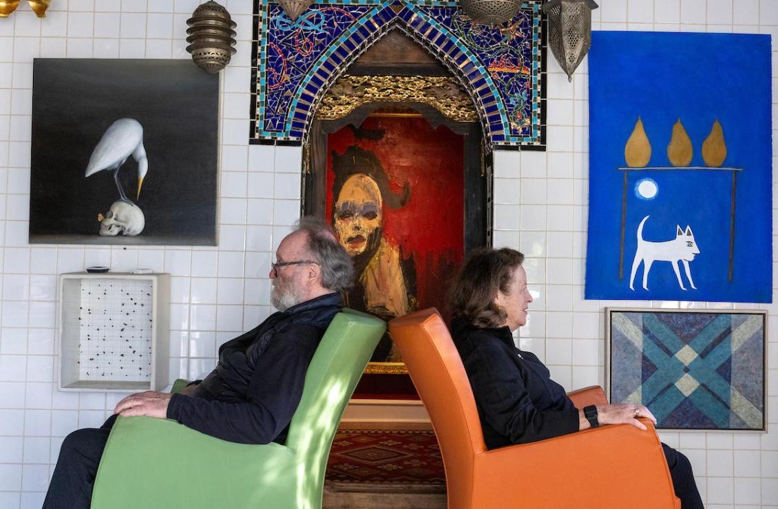 南希·梅和丹尼斯·埃文斯坐在家里的艺术椅上